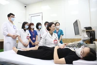 PGS.TS Phạm Hoài Thu hướng dẫn chuyên môn cho các bác sĩ trẻ và học viên sau đại học