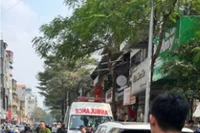Ô tô lùi trúng 2 người trên phố ở Hà Nội, 1 phụ nữ tử vong