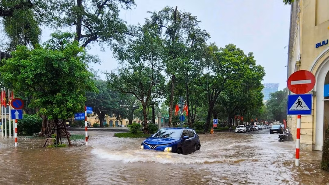 Công an Hà Nội khuyến cáo an toàn PCCC&CNCH khi mưa lớn, ngập lụt, cây đổ