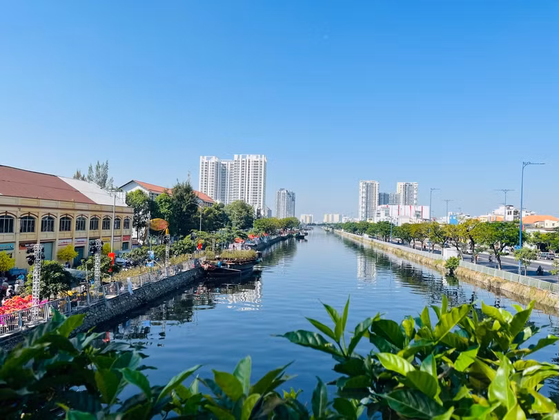 Toàn cảnh tuyến kênh Tàu Hủ – Bến Nghé nhìn từ trên cao, nơi diễn ra chợ hoa xuân “Trên bến dưới thuyền” Tết Bính Ngọ 2026. Ảnh: Diệu Huyền