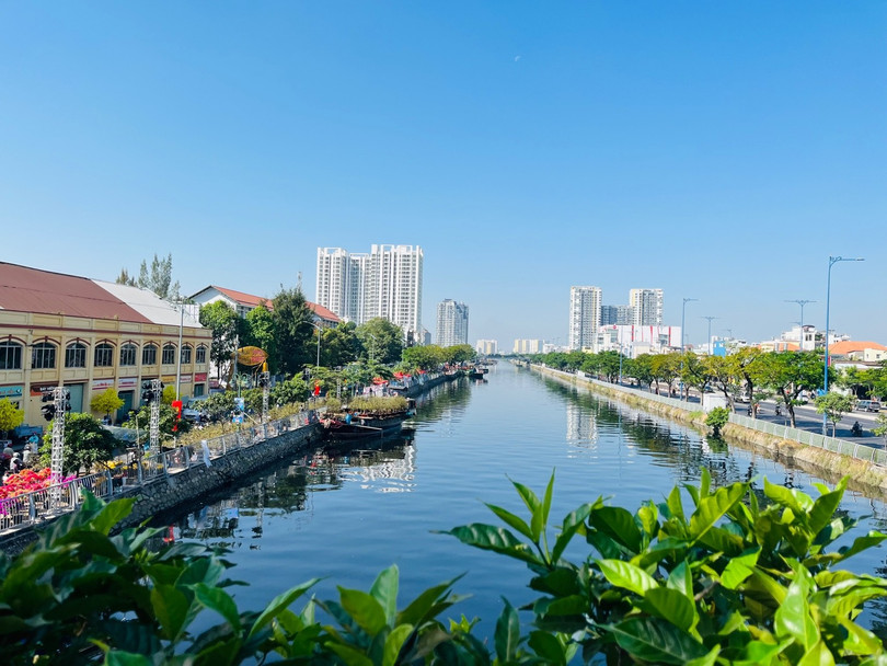 Toàn cảnh tuyến kênh Tàu Hủ – Bến Nghé nhìn từ trên cao, nơi diễn ra chợ hoa xuân “Trên bến dưới thuyền” Tết Bính Ngọ 2026. Ảnh: Diệu Huyền