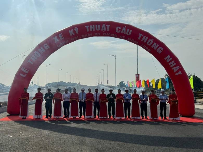 Tại lễ thông xe, đại diện chính quyền địa phương cho biết các dự án không chỉ góp phần hoàn thiện mạng lưới giao thông mà còn tạo dư địa thu hút đầu tư, thúc đẩy phát triển kinh tế – xã hội và nâng cao chất lượng sống cho người dân trong khu vực.