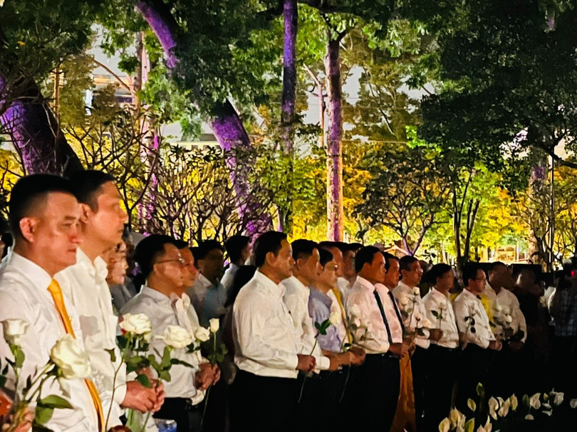 Ảnh 4: Lãnh đạo TP.HCM và các quan khách cùng dâng hoa tưởng niệm các nạn nhân COVID-19. Ảnh: Diệu Huyền