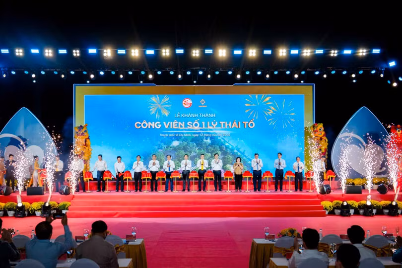 Lãnh đạo thành phố Ông Trần Lưu Quang - Ủy viên Bộ Chính trị, Bí thư Thành ủy TP.HCM dẫn đầu thực hiện nghi thức khánh thành công trình. Ảnh: Diệu Huyền