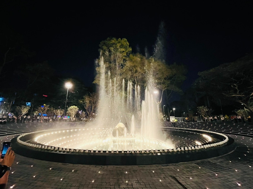 Biểu diễn nhạc nước ở Tượng đài Giọt Nước. Ảnh: Diệu Huyền