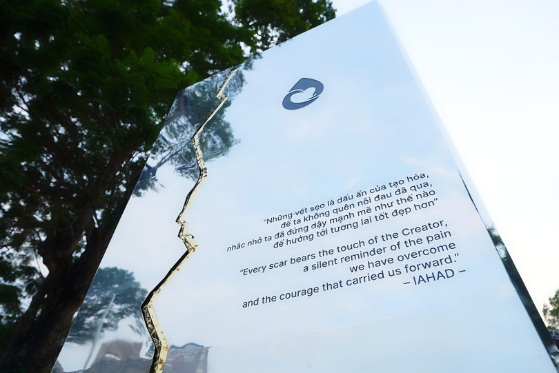 Bia nghệ thuật khắc thông điệp về “vết sẹo” và sự hồi sinh. Ảnh: Diệu Huyền