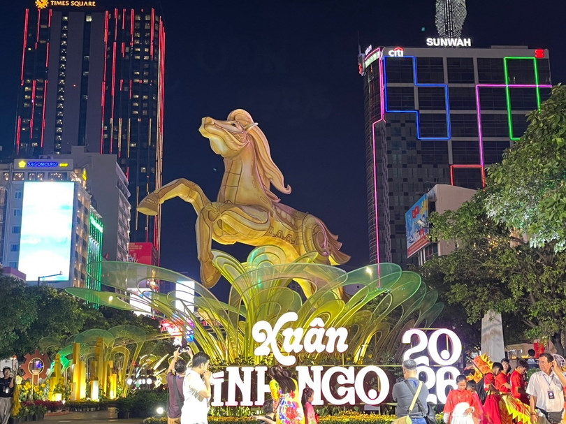 Linh vật ngựa Thánh Gióng bay về trời. Ảnh: Diệu Huyền