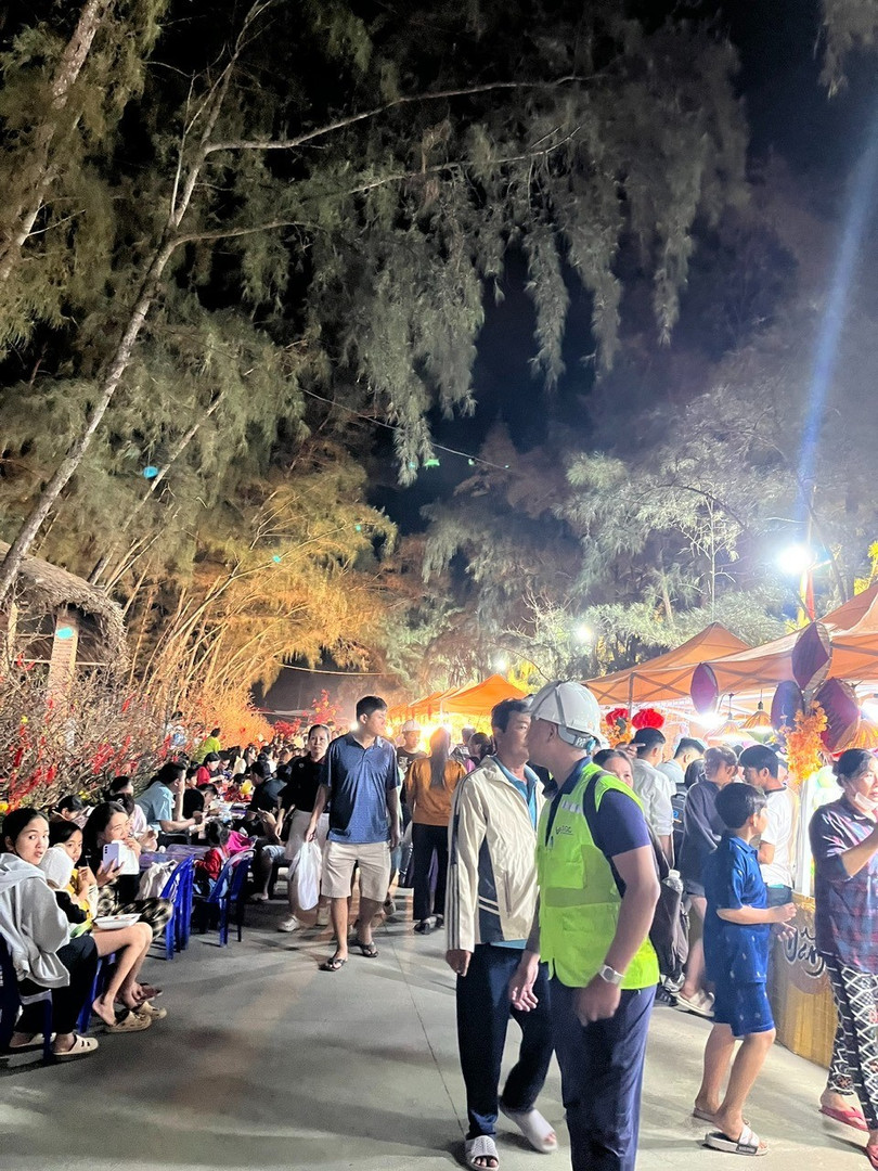 Không khí nhộn nhịp tại khu ẩm thực đêm Lễ hội Hoa Xuân Cần Giờ. Ảnh: Diệu Huyền