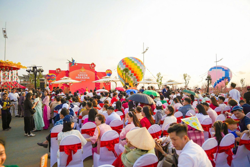 Đông đảo du khách đổ về tham dự khai mạc lễ hội.