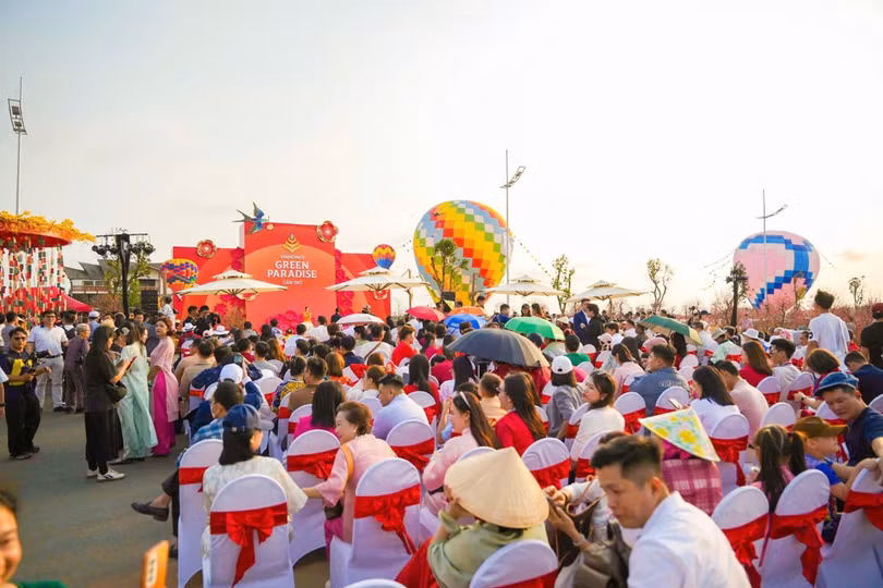 Đông đảo du khách đổ về tham dự khai mạc lễ hội.