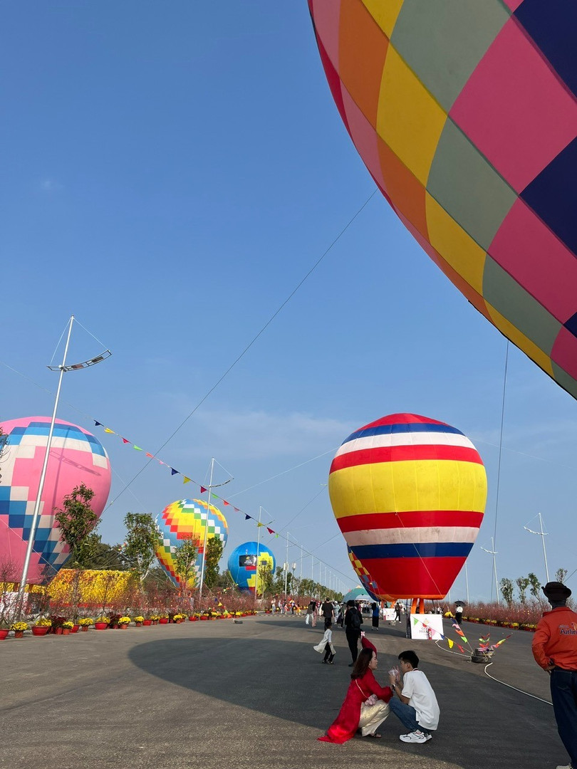 Khinh khí cầu cỡ lớn lần đầu xuất hiện trong lễ hội xuân chào Tết Nguyên đán tại Cần Giờ. Ảnh: Diệu Huyền