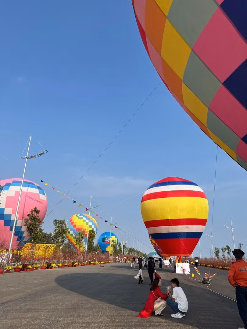 Khinh khí cầu cỡ lớn lần đầu xuất hiện trong lễ hội xuân chào Tết Nguyên đán tại Cần Giờ. Ảnh: Diệu Huyền