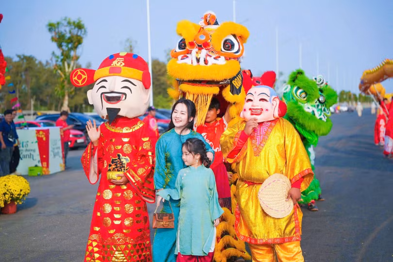 Múa lân – Thần Tài chúc phúc khuấy động không khí khai mạc Lễ hội Hoa Xuân Cần Giờ.