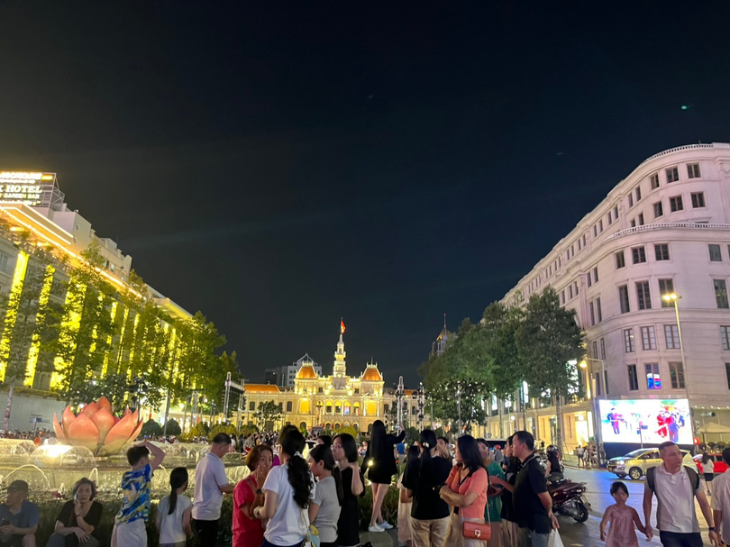 Đông đảo người dân và du khách tham quan khu vực trước UBND TP.HCM. Ảnh: Diệu Huyền