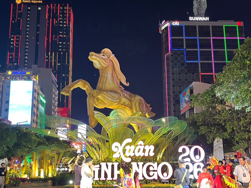 Linh vật ngựa Thánh Gióng bay về trời, tích hợp motor giúp cử động đầu và chân, đặt gần cổng UBND TP.HCM. Ảnh: Diệu Huyền