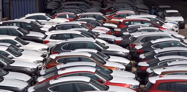 Rất nhiều chiếc xe BMW nằm dầm mưa dãi nắng tại cảng. Nguồn: Nguoiduatin.