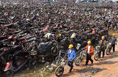 Bãi phế liệu mênh mông với hàng nghìn xe máy các loại xếp chồng chất ở Quảng Châu. Ảnh:Lifeofguangzhou.