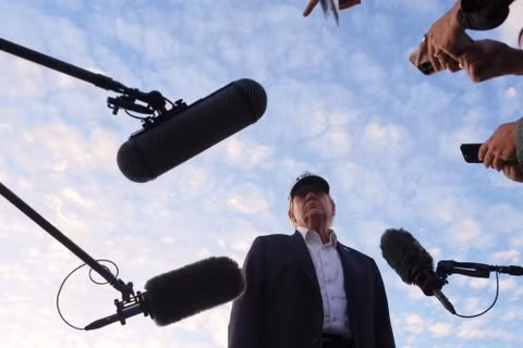 Ông Trump trả lời giới truyền thông hôm 13/9, chỉ trích những ý kiến chủ trương giảm tốc độ phát triển AI, coi đây là một cuộc đua chiến lược với Trung Quốc. Ảnh: AFP.