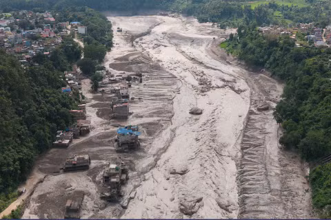 Vùng dân cư sầm uất ở Nuwakot, Nepal giờ chỉ còn là dòng sông bùn. Ảnh: Reuters.