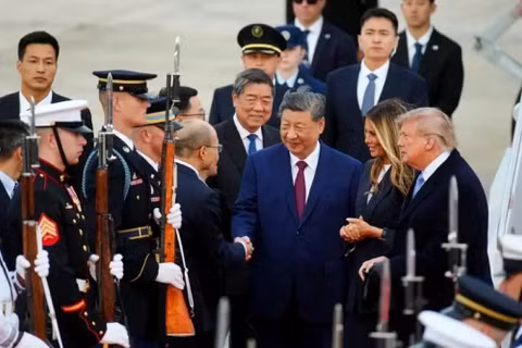 Vợ chồng Tổng thống Trump ra sân bay đón Chủ tịch Tập. Đứng sau ông Tập là Phó Thủ tướng Hà Lập Phong. Ảnh: EPA.