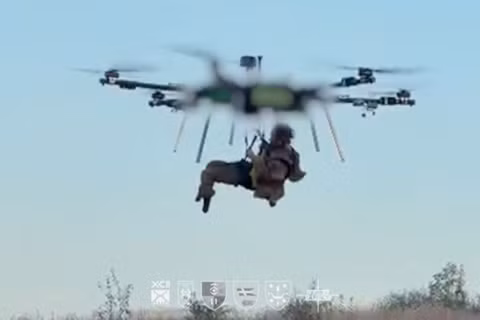 Viên thương binh đang được UAV Ayudag-6 đưa ra khỏi mặt trận. Ảnh: LB.