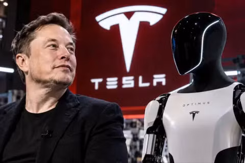 CEO Elon Musk: Robot hình người Optimus và mẫu taxi tự lái Cybercab sẽ chiếm phần lớn giá trị của Tesla trong tương lai. Ảnh: Sohu.