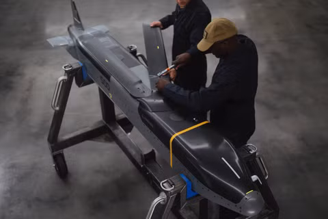 Nhân viên kỹ thuật kiểm tra đạn tên lửa hành trình Barracuda-500. Ảnh: Air&SpaceForces.