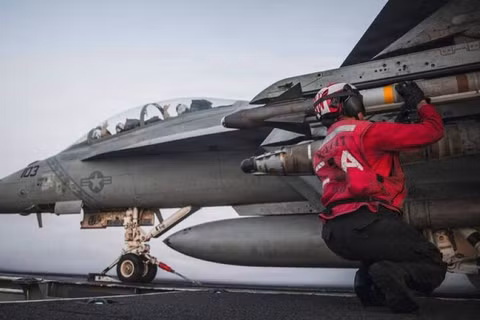 Máy bay chiến đấu F/A-18 trên tàu sân bay USS George Washington chuẩn bị xuất kích tấn công Iran. Ảnh: AFP.