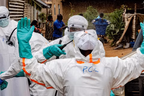 Lực lượng y tế Congo bị thiệt hại nghiêm trọng do phơi nhiễm virus mà không biết. Ảnh: RFI.