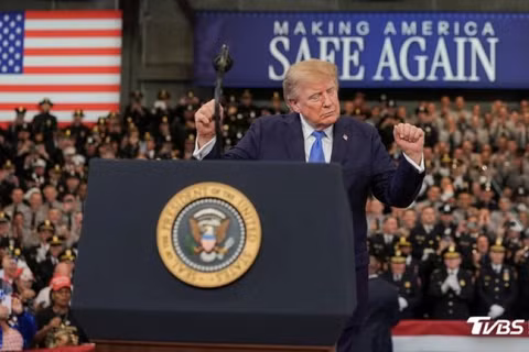 Ông Trump hôm 14/8 tuyên bố sẽ sớm biến eo Hormuz thành lãnh thổ Mỹ. Ảnh: TVBS.