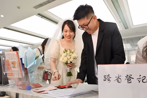 Một bàn đăng ký kết hôn không hạn chế về địa phương, không cần hộ khẩu tại Nội Mông. Ảnh: CNS.