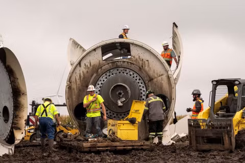Tháo dỡ các turbine điện gió đã hết hạn sử dụng để lấy đất hiếm. Ảnh: WSJ.