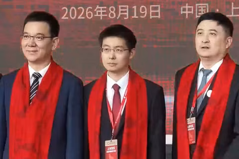 Ông chủ Unitree Robotics, tỷ phú 9X Vương Hưng Hưng (giữa) tại lễ IPO hôm 19/8. Ảnh: Sina.