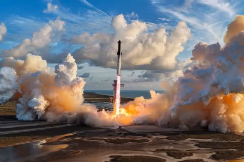 Tên lửa Starship 5 nghìn tấn rời bệ phóng mang theo 26 vệ tinh. Ảnh: Sohu.