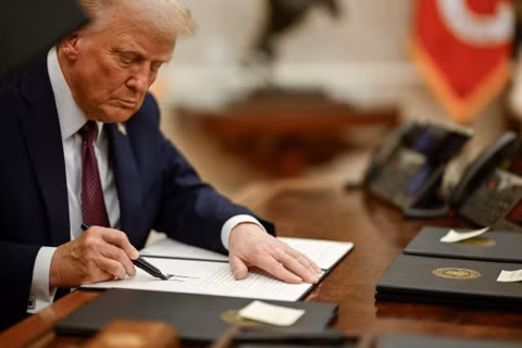 Ông Trump ký sắc lệnh khẩn cấp siết nhập khẩu thiết bị điện Trung Quốc. Ảnh: LTN.