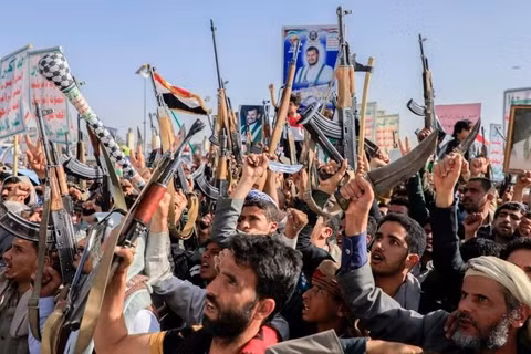 Những người ủng hộ Houthi mang vũ khí mít tinh biểu dương lực lượng tại thủ đô Sanaa của Yemen. Ảnh: Reuters.