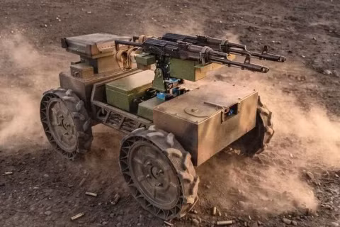 Robot chiến đấu mới của Ukraine mang 2 súng trường AK. Ảnh: Topwar.