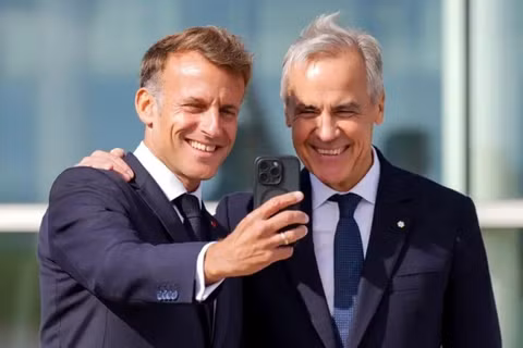 Thủ tướng Canada Mark Carney (phải) và Tổng thống Pháp Emmanuel Macron chụp ảnh selfie cùng nhau. Ảnh: Reuters.