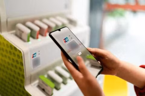 Nhờ người khác quyết định việc mua sắm đang là trào lưu lạ trong giới trẻ Trung Quốc. Ảnh: 36Kr.