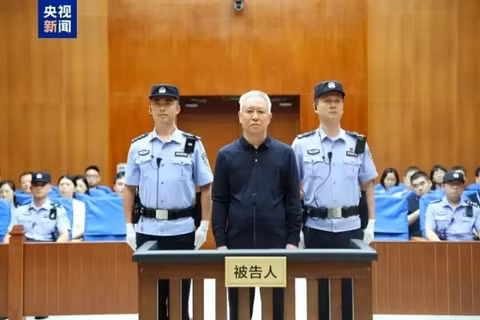 Hứa Gia Ấn nghe tòa tuyên án. Ảnh: CCTV.