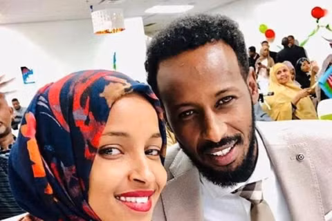 Nữ nghị sĩ Ilhan Omar và Ahmed Elmi, người chồng thứ hai bị nghi là anh trai, kết hôn để có visa Mỹ. Ảnh: NetEase.
