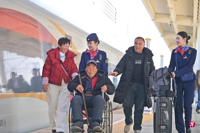 Cha mẹ đi đón Tết với con đang trở thành trào lưu mới ở Trung Quốc. Ảnh: Zaobao.