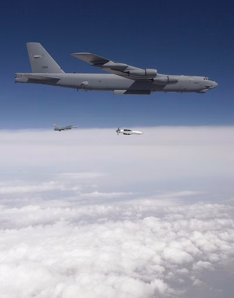 B-52 thu nghiem tha GBU-57 2009.jpg