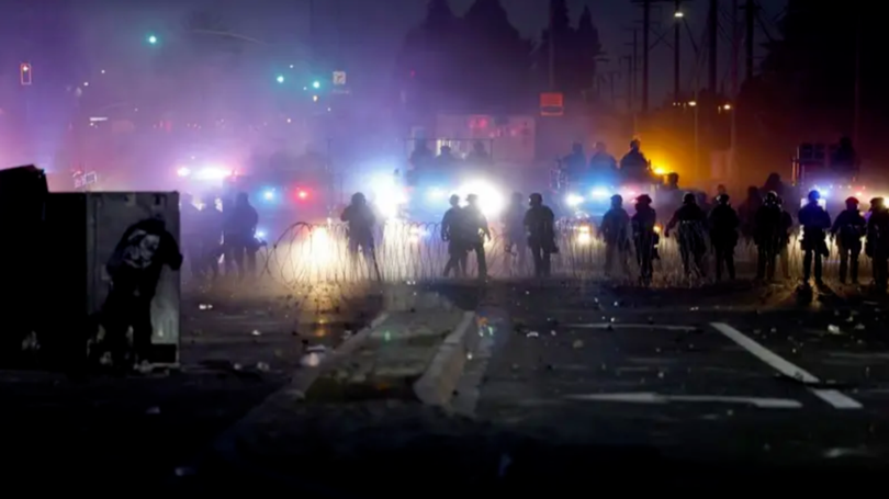 Bao dong tren duong pho LA.png