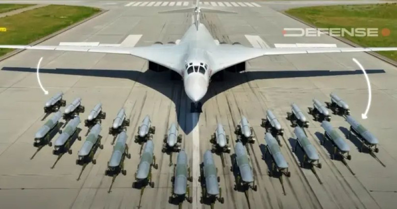Máy bay ném bom chiến lược Tu-160 và vũ khí mang theo. Ảnh: Defense.