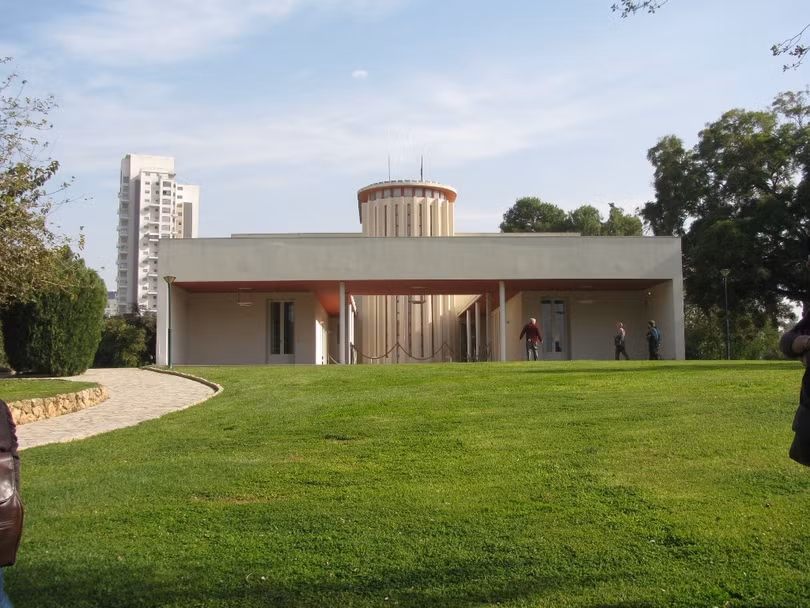 Viện Nghiên cứu Khoa học Weizmann trước khi bị trúng tên lửa. Ảnh: Wiki.