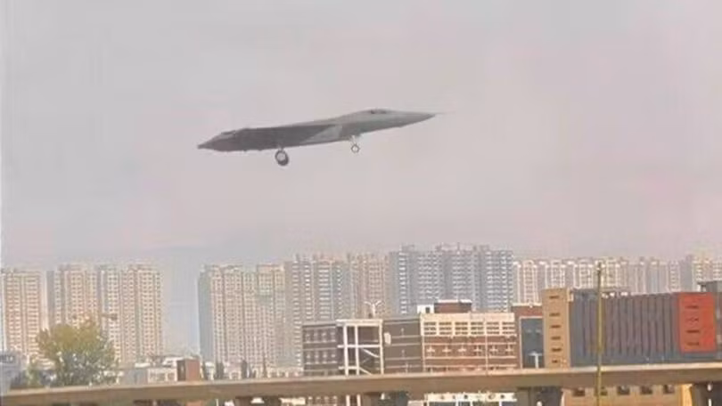 J-36 bay thap.png