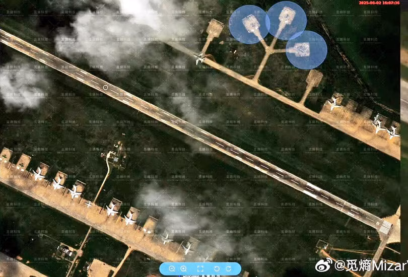 Ảnh vệ tinh chụp ngày 2/6 cho thấy một số máy bay bị hư hại sau cuộc tấn công bằng máy bay không người lái của Ukraine tại căn cứ Belaya ở tỉnh Irkutsk, cách biên giới Ukraine-Nga khoảng 4.500 km. Ảnh: Reuters.