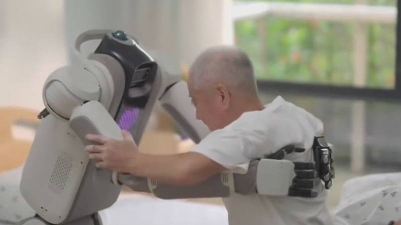 Diu benh nhan tu giuong len xe.jpg