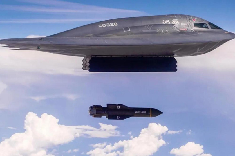 Máy bay B-2 thử nghiệm thả bom GBU-57. Ảnh: Upmedia.
